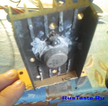 Транзистор КТ827А на радиаторе, установленный на платформе из текстолита